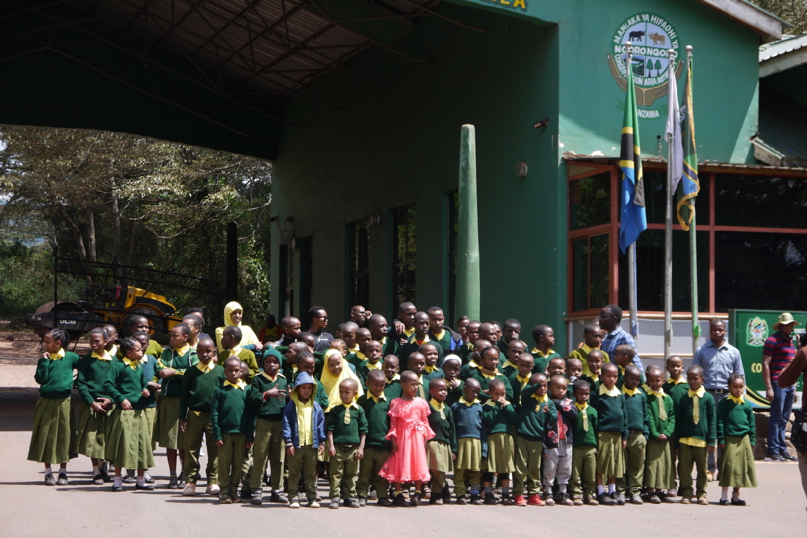 Ngorongoro Krater am Eingang- Schulklasse